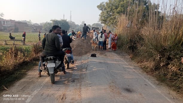 सड़क पर बालू गिरने से लगी वाहनों की कतार- संवाद सड़क पर बालू गिरने से लगी वाहनों की कतार- संवाद