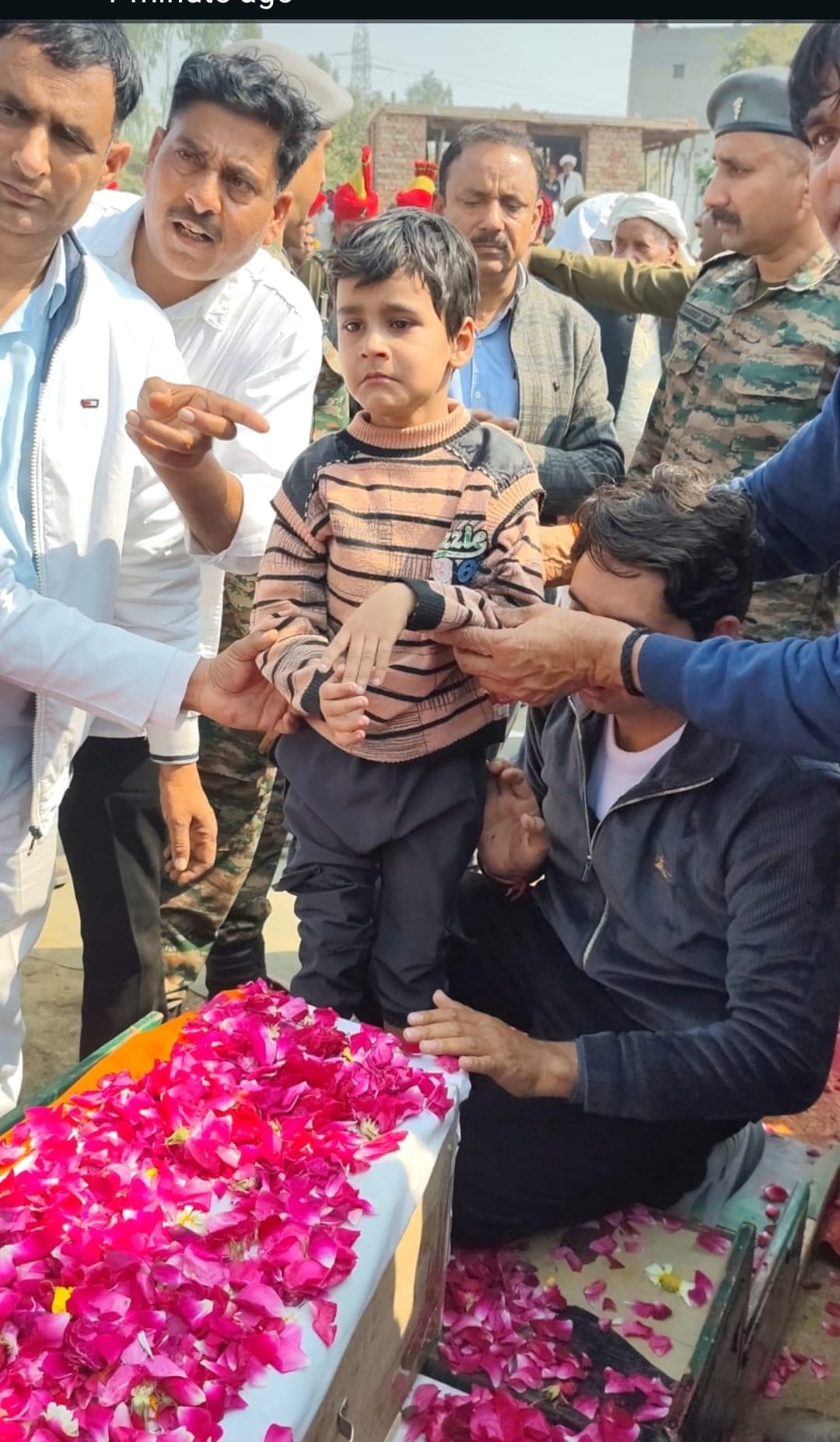 सेवा की गाड़ी जिसमें राहुल का  शरीर लाया गया l