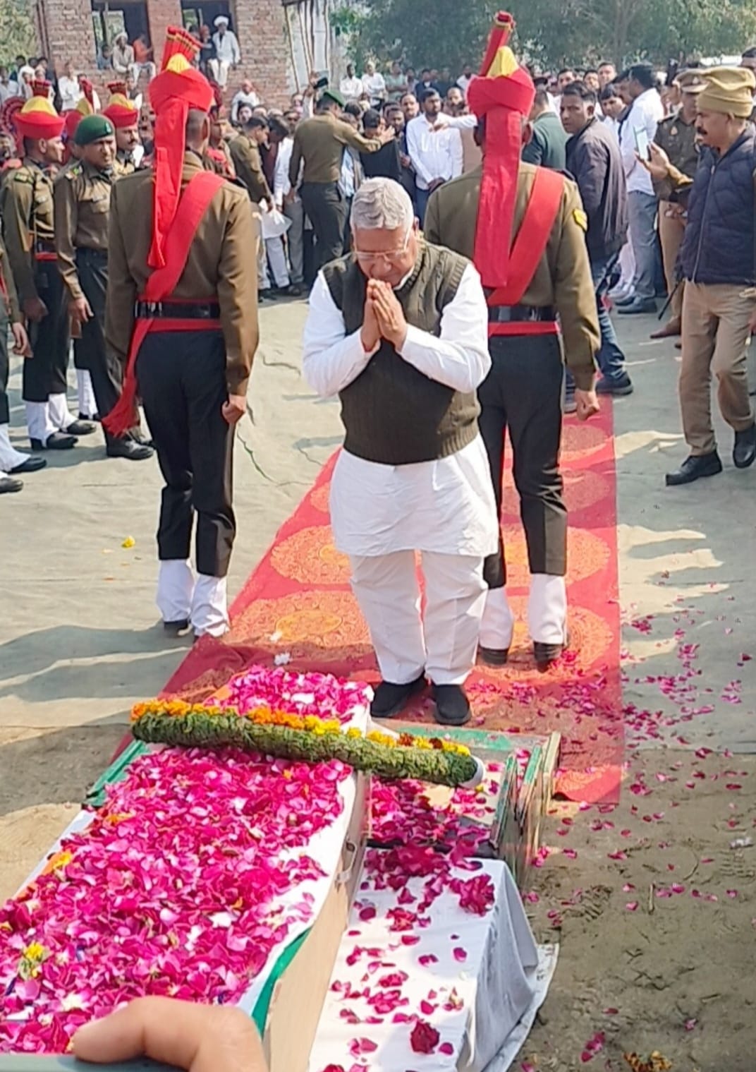 सेवा की गाड़ी जिसमें राहुल का  शरीर लाया गया l