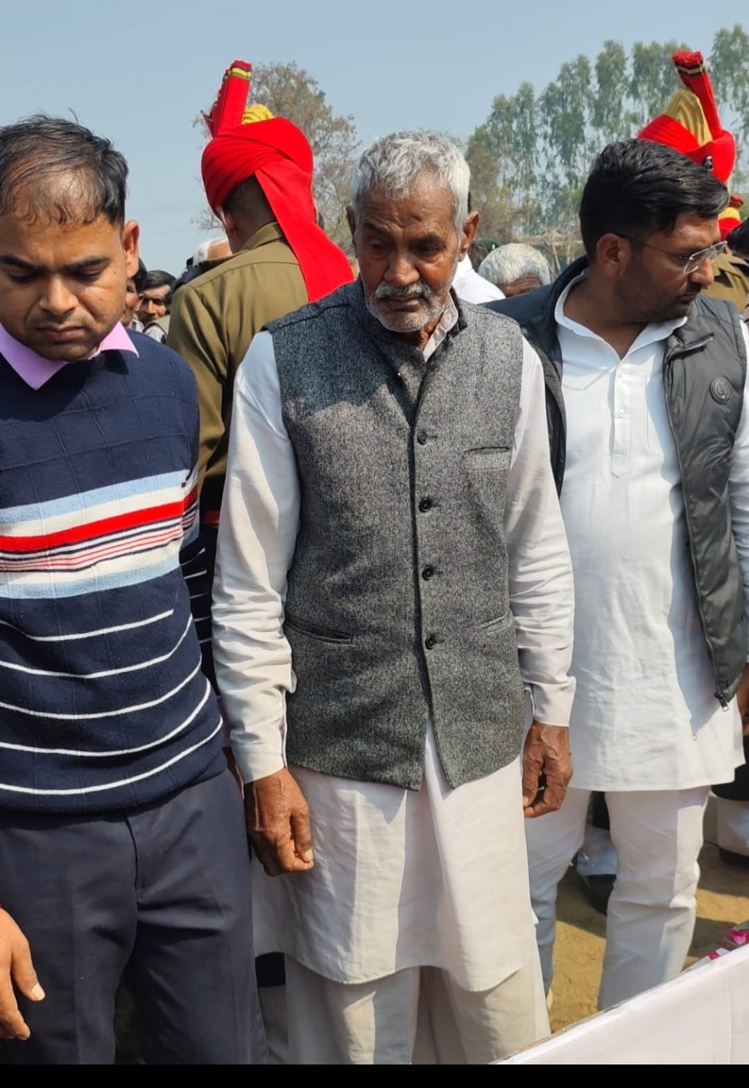सेवा की गाड़ी जिसमें राहुल का  शरीर लाया गया l