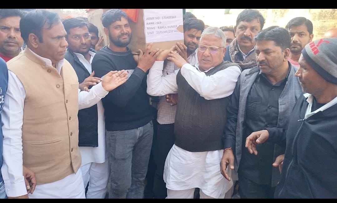 सेवा की गाड़ी जिसमें राहुल का  शरीर लाया गया l