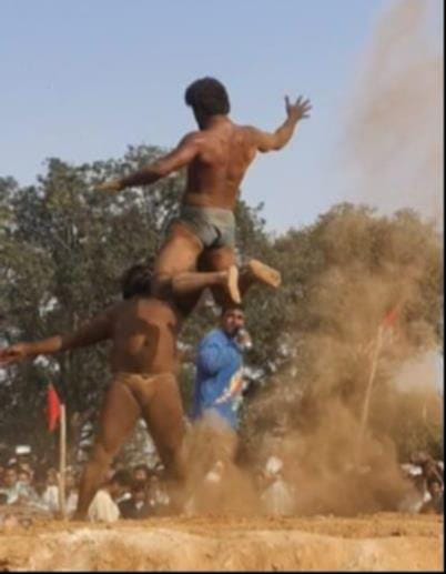 शिकहरा शिवाला परिसर में आयोजित कुश्ती दंगल में देखने को मिला रोमांचक मुकाबला। संवाद