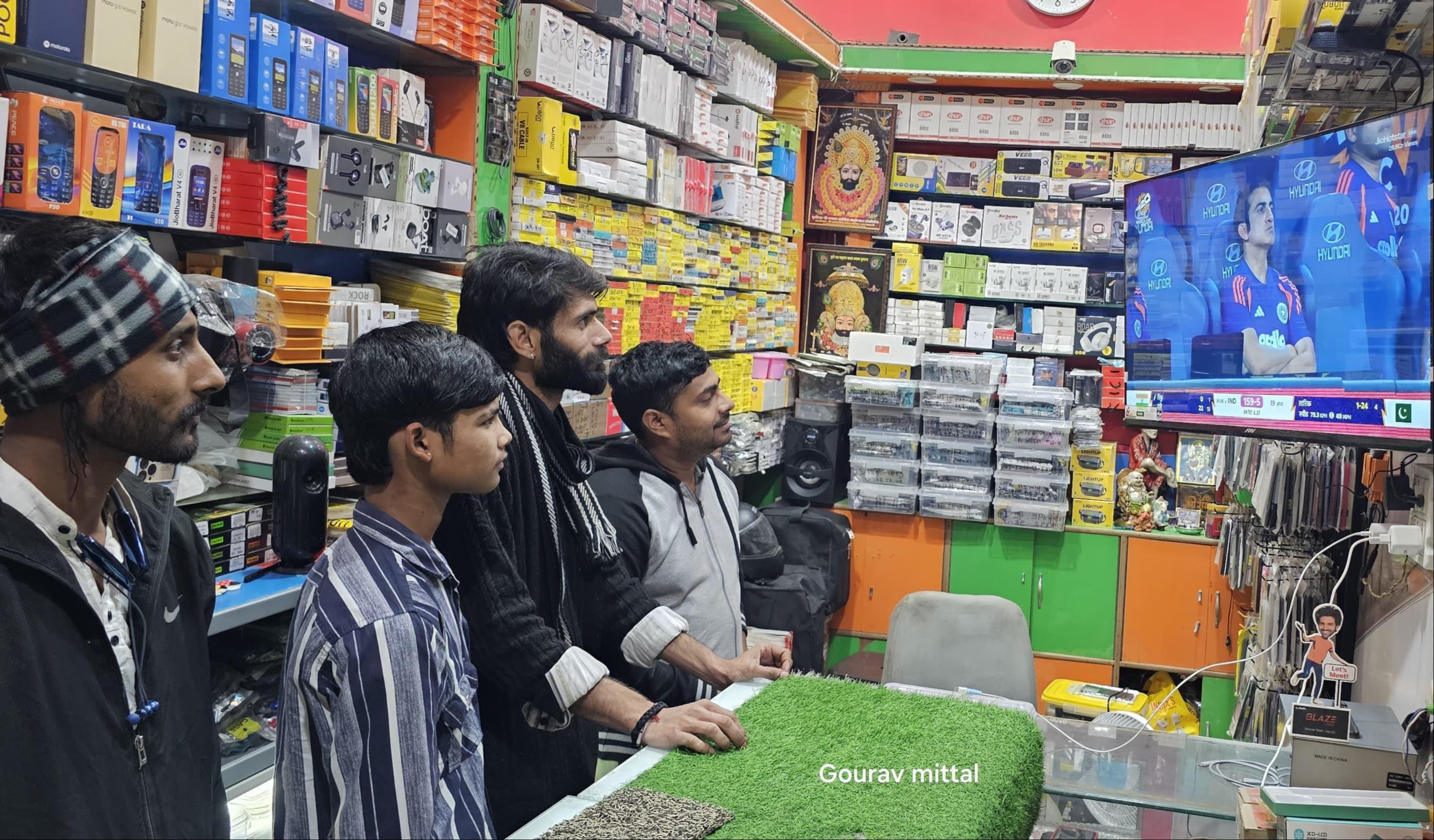 शामली के मोहल्ला रेल पार में भारत-पाकिस्तान का मैच देखते प्रशंसक। संवाद शामली के मोहल्ला रेल पार में भारत-पाकिस्तान का मैच देखते प्रशंसक। संवाद