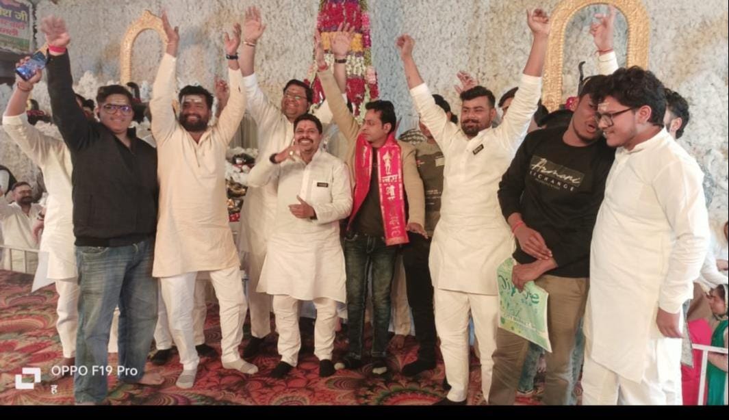 शामली के मोहल्ला रेल पार में भारत-पाकिस्तान का मैच देखते प्रशंसक। संवाद शामली के मोहल्ला रेल पार में भारत-पाकिस्तान का मैच देखते प्रशंसक। संवाद