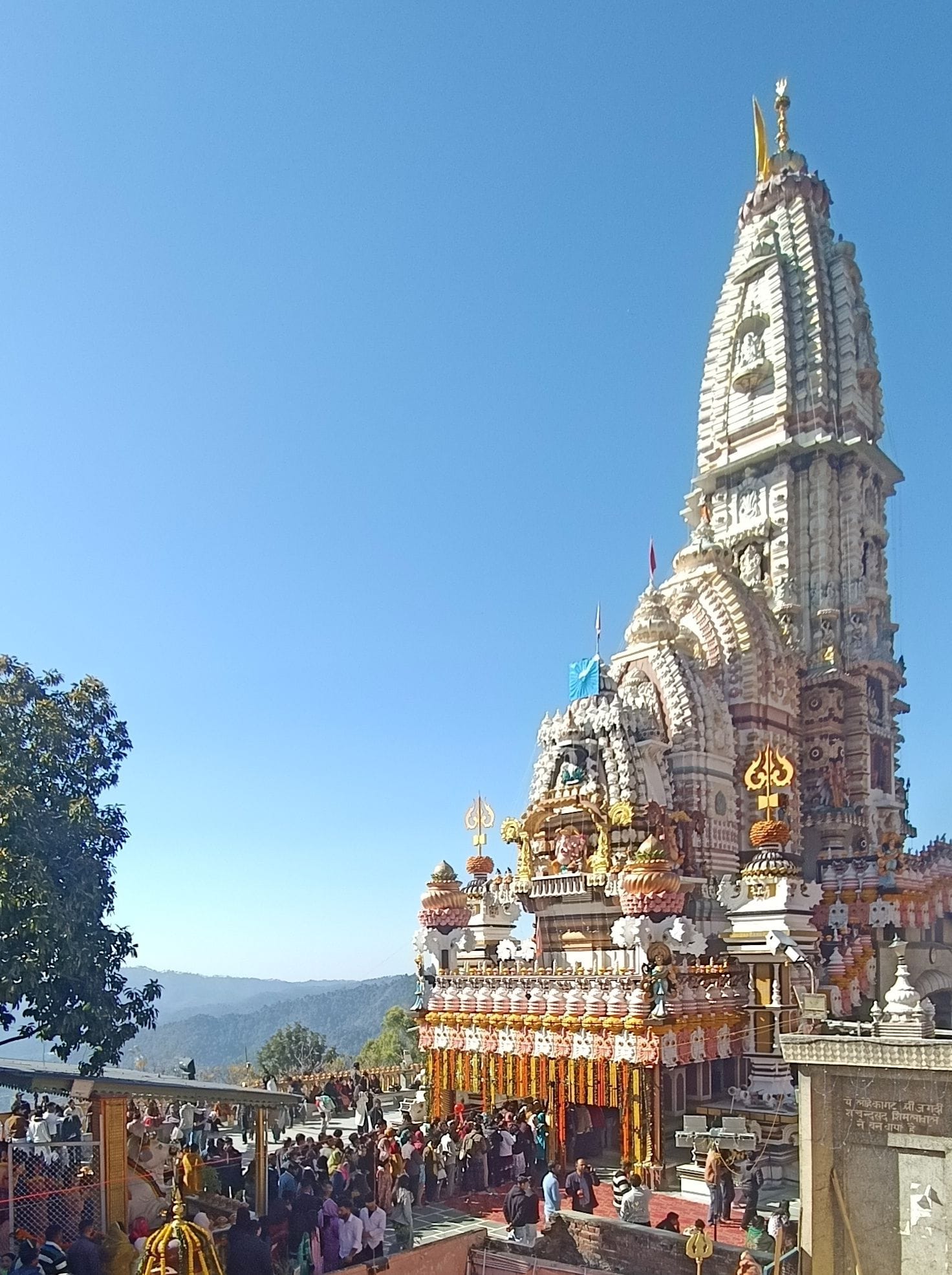 शिव मंदिर जटोली में भक्तजनों की लगी लंबी कतार। संवाद शिव मंदिर जटोली में भक्तजनों की लगी लंबी कतार। संवाद
