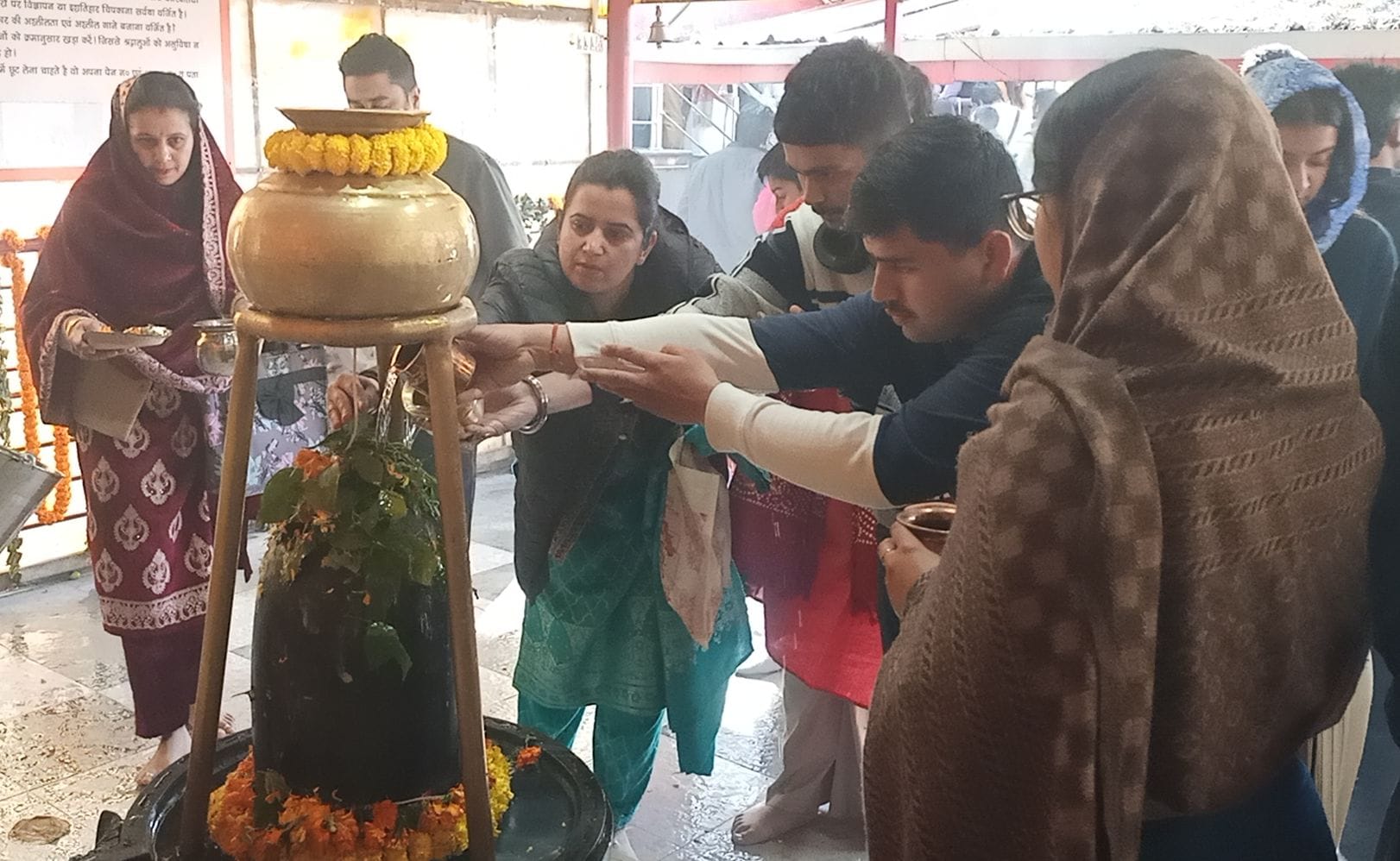 शिव मंदिर जटोली में भक्तजनों की लगी लंबी कतार। संवाद शिव मंदिर जटोली में भक्तजनों की लगी लंबी कतार। संवाद