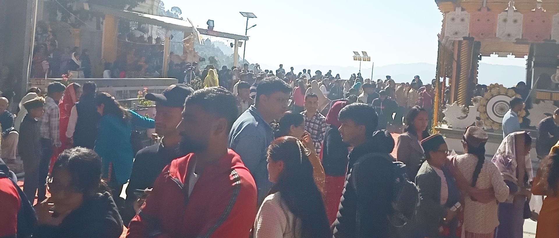 शिव मंदिर जटोली में भक्तजनों की लगी लंबी कतार। संवाद शिव मंदिर जटोली में भक्तजनों की लगी लंबी कतार। संवाद