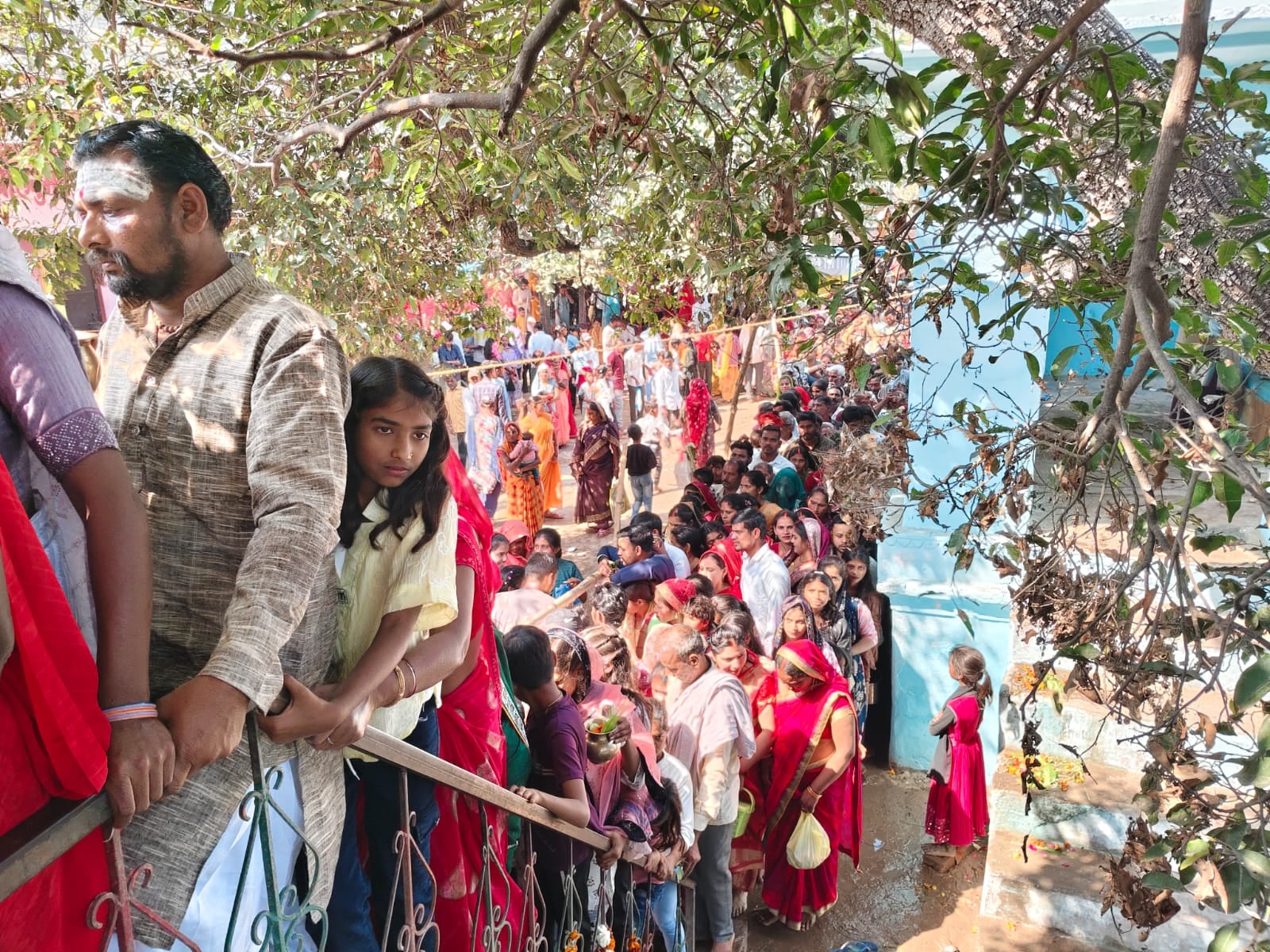 तिल्हापुर गांव स्थित ब्रह्मचारी आश्रम में जलाभिषेक के लिए लगी भक्तों की भीड़ स्रोत संवाद