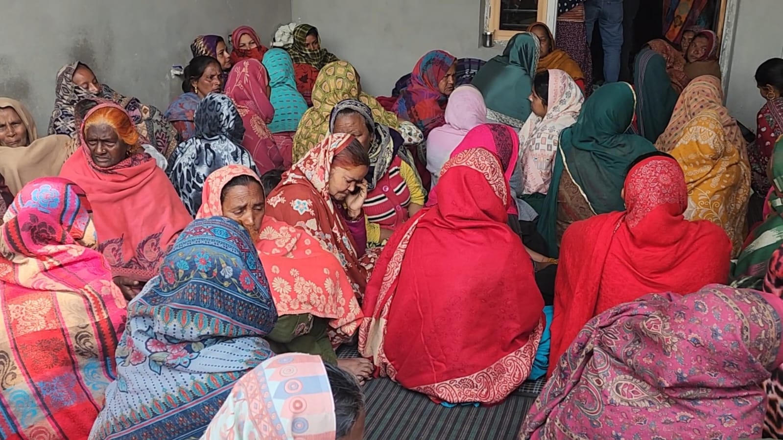 वारदात के मौके पर कार्रवाई के लिए पहुंची पुलिस व मौजूद ग्रामीण। संवाद वारदात के मौके पर कार्रवाई के लिए पहुंची पुलिस व मौजूद ग्रामीण। संवाद