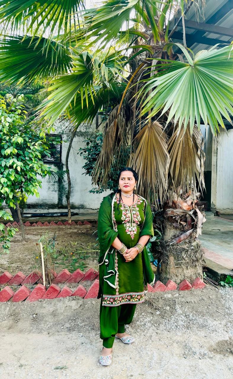 वारदात के मौके पर कार्रवाई के लिए पहुंची पुलिस व मौजूद ग्रामीण। संवाद वारदात के मौके पर कार्रवाई के लिए पहुंची पुलिस व मौजूद ग्रामीण। संवाद