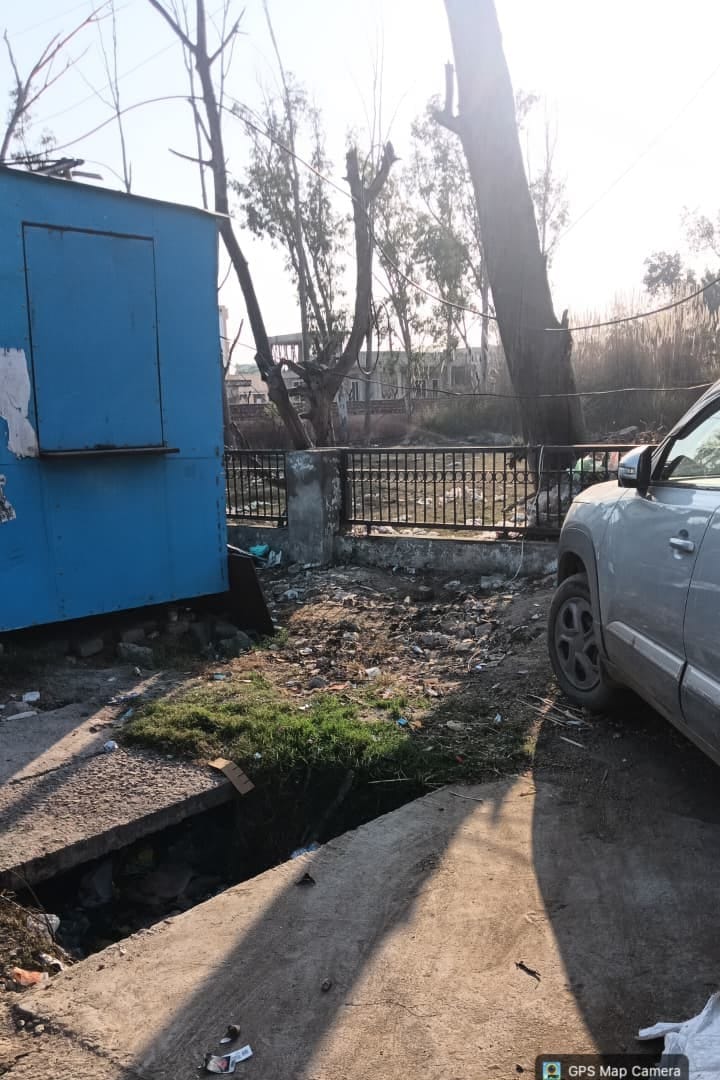 16jjrp05- शिव चौक पर करवाई गई सफाई। संवाद