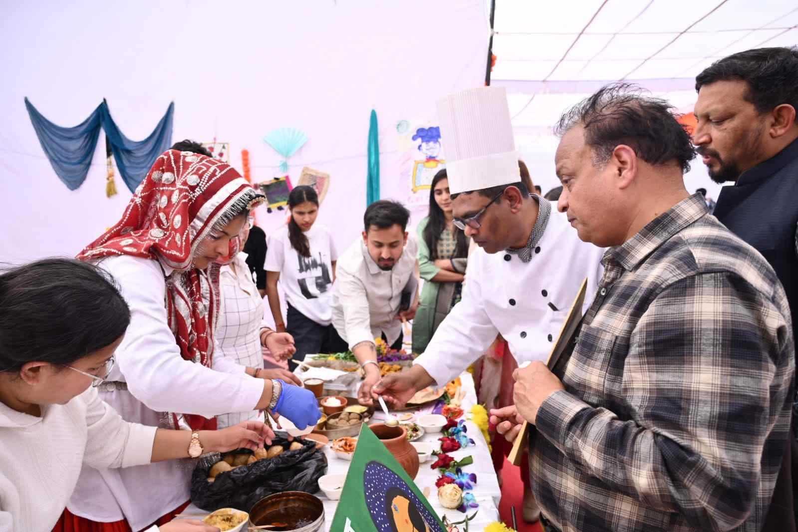 17 एमडीयू में रंग-तरंग के दौरान टैगोर सभागार में छात्रा नृत्य करते हुए। संवाद 17 एमडीयू में रंग-तरंग के दौरान टैगोर सभागार में छात्रा नृत्य करते हुए। संवाद