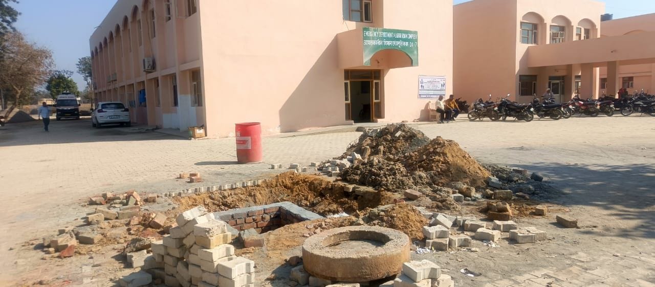 17जेएनडी17: जुलाना के सामुदायिक स्वास्थ्य केंद्र में खुला पड़ा मेनहोल। संवाद 17जेएनडी17: जुलाना के सामुदायिक स्वास्थ्य केंद्र में खुला पड़ा मेनहोल। संवाद