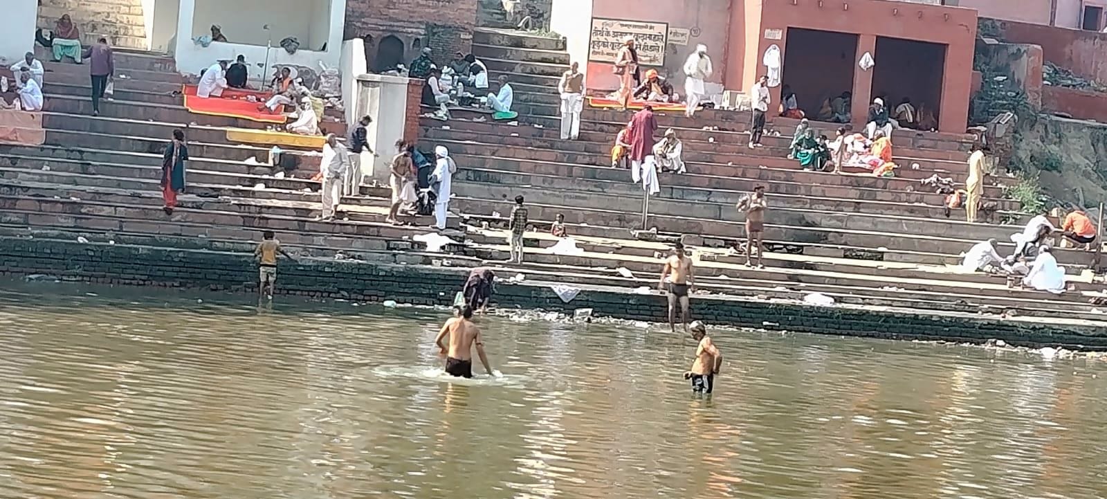 17जेएनडी24-पांडु-पिंडारा तीर्थ पर पिंडदान करते हुए श्रद्धालु। संवाद 17जेएनडी24-पांडु-पिंडारा तीर्थ पर पिंडदान करते हुए श्रद्धालु। संवाद