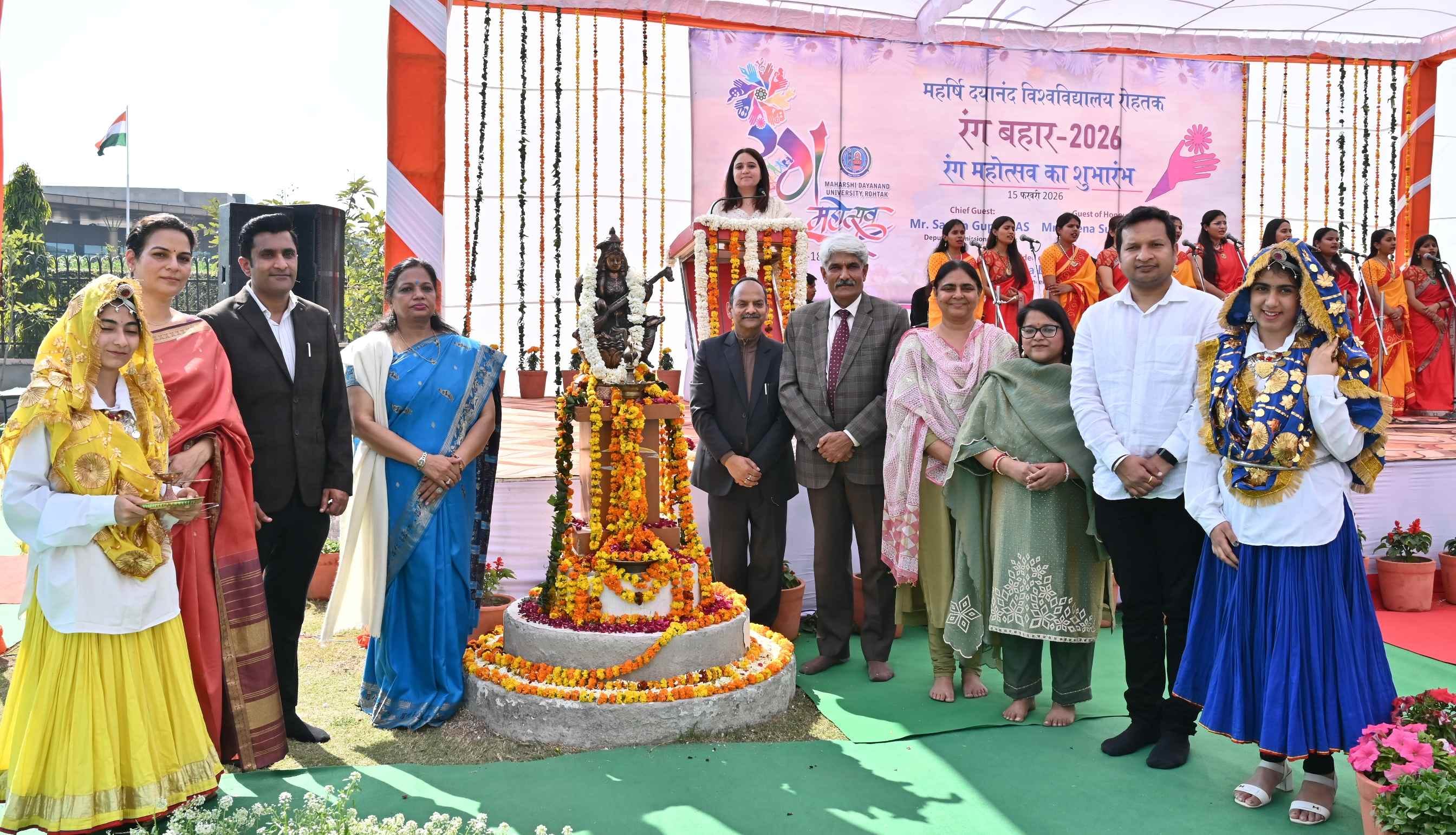 2 एमडीयू में टैगोर सभागार में  रंग बहार के दौरान छात्राएं नृत्य करती हुए। स्रोत :एमडीयू