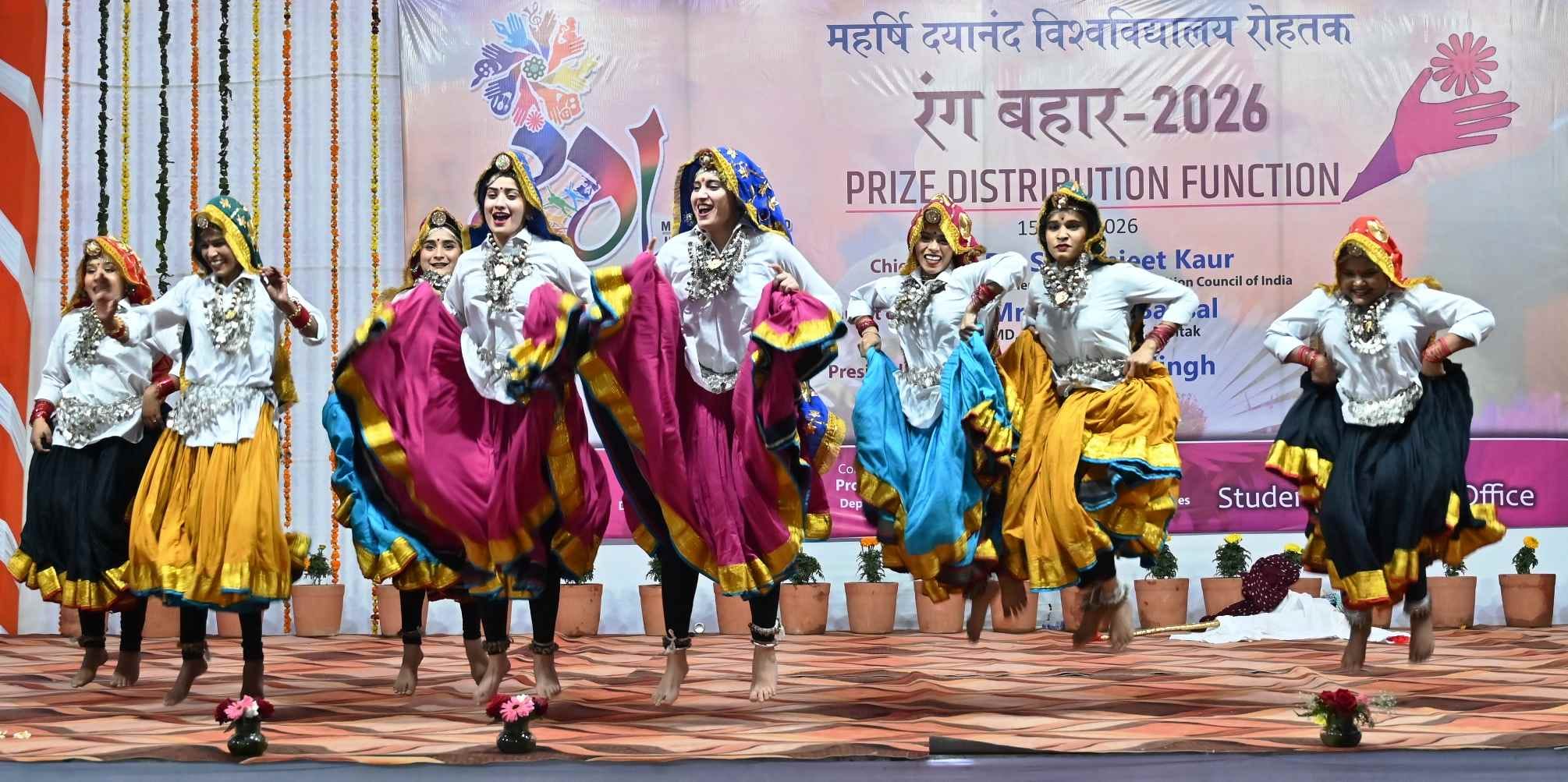 2 एमडीयू में टैगोर सभागार में  रंग बहार के दौरान छात्राएं नृत्य करती हुए। स्रोत :एमडीयू