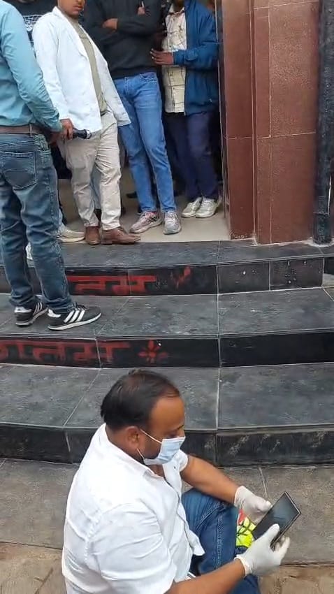 2-जिला अस्पताल की इमरजेंसी ओपीडी में लावारिस मरीज भर्ती करने के दौरान स्वास्थ्यकर्मी और समाजसेव 2-जिला अस्पताल की इमरजेंसी ओपीडी में लावारिस मरीज भर्ती करने के दौरान स्वास्थ्यकर्मी और समाजसेव