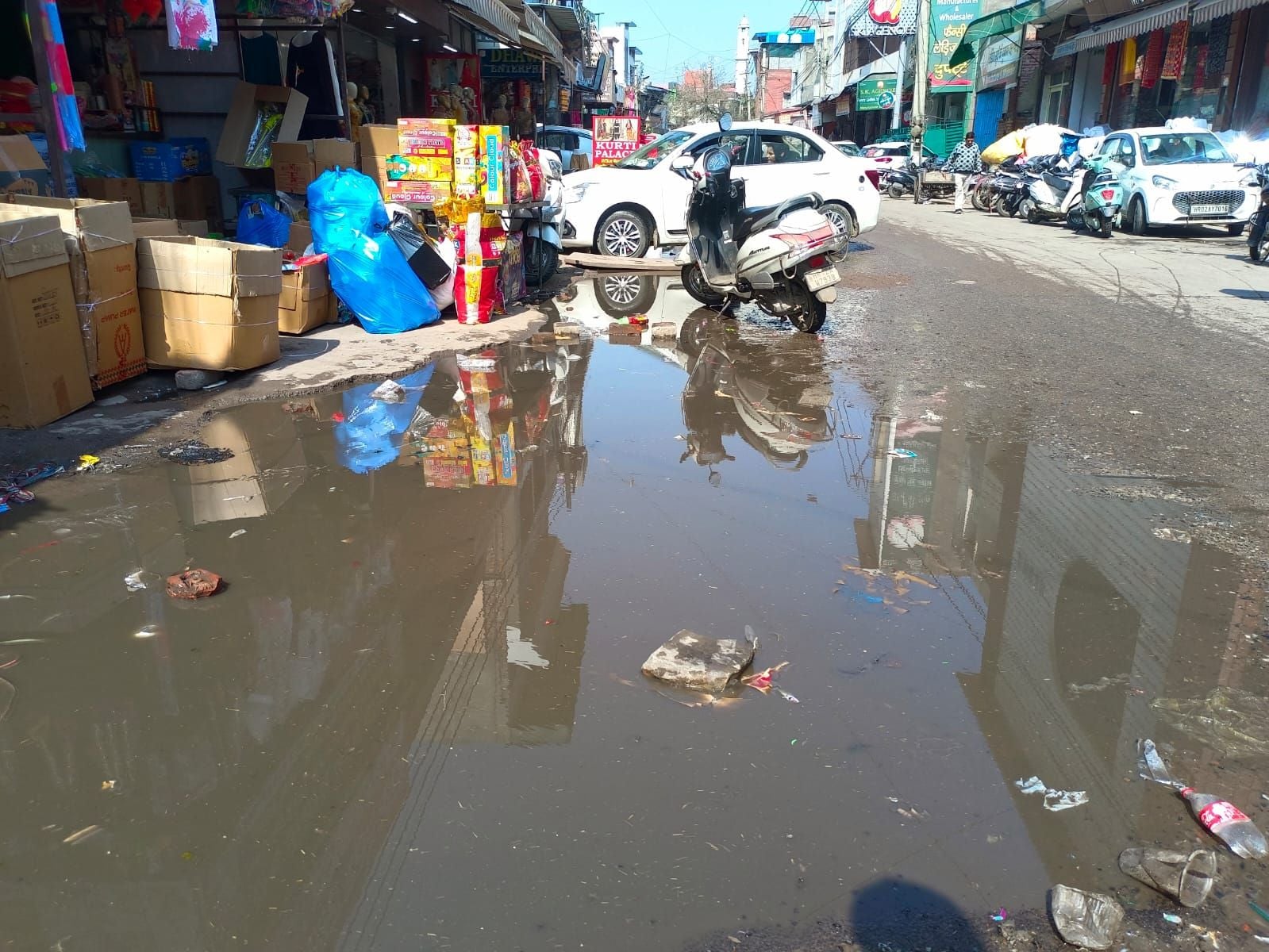 27 शहर के माल गोदाम रोड पर चालान करते हुए नगर निगम की टीम। स्रोत: निगम