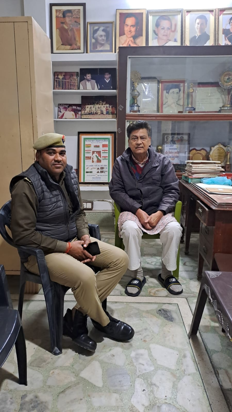 33- कांग्रेस जिलाध्यक्ष चेतनारायण सिंह के घर मौजूद पुलिसकर्मी 33- कांग्रेस जिलाध्यक्ष चेतनारायण सिंह के घर मौजूद पुलिसकर्मी