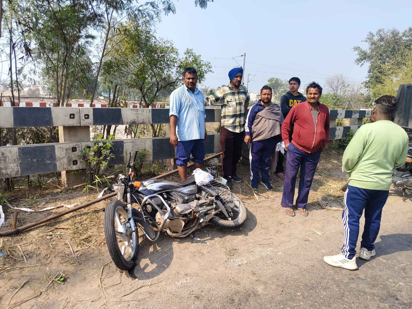 अंबाला-दिल्ली हाईवे पर पलटे कैंटर को लेकर जाती हुई क्रेन: संवाद अंबाला-दिल्ली हाईवे पर पलटे कैंटर को लेकर जाती हुई क्रेन: संवाद