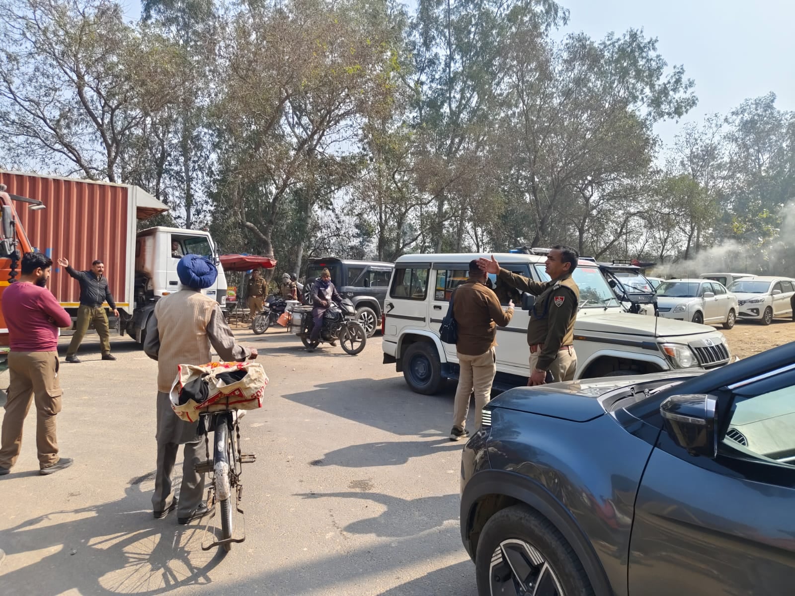 अंबाला-दिल्ली हाईवे पर पलटे कैंटर को लेकर जाती हुई क्रेन: संवाद अंबाला-दिल्ली हाईवे पर पलटे कैंटर को लेकर जाती हुई क्रेन: संवाद