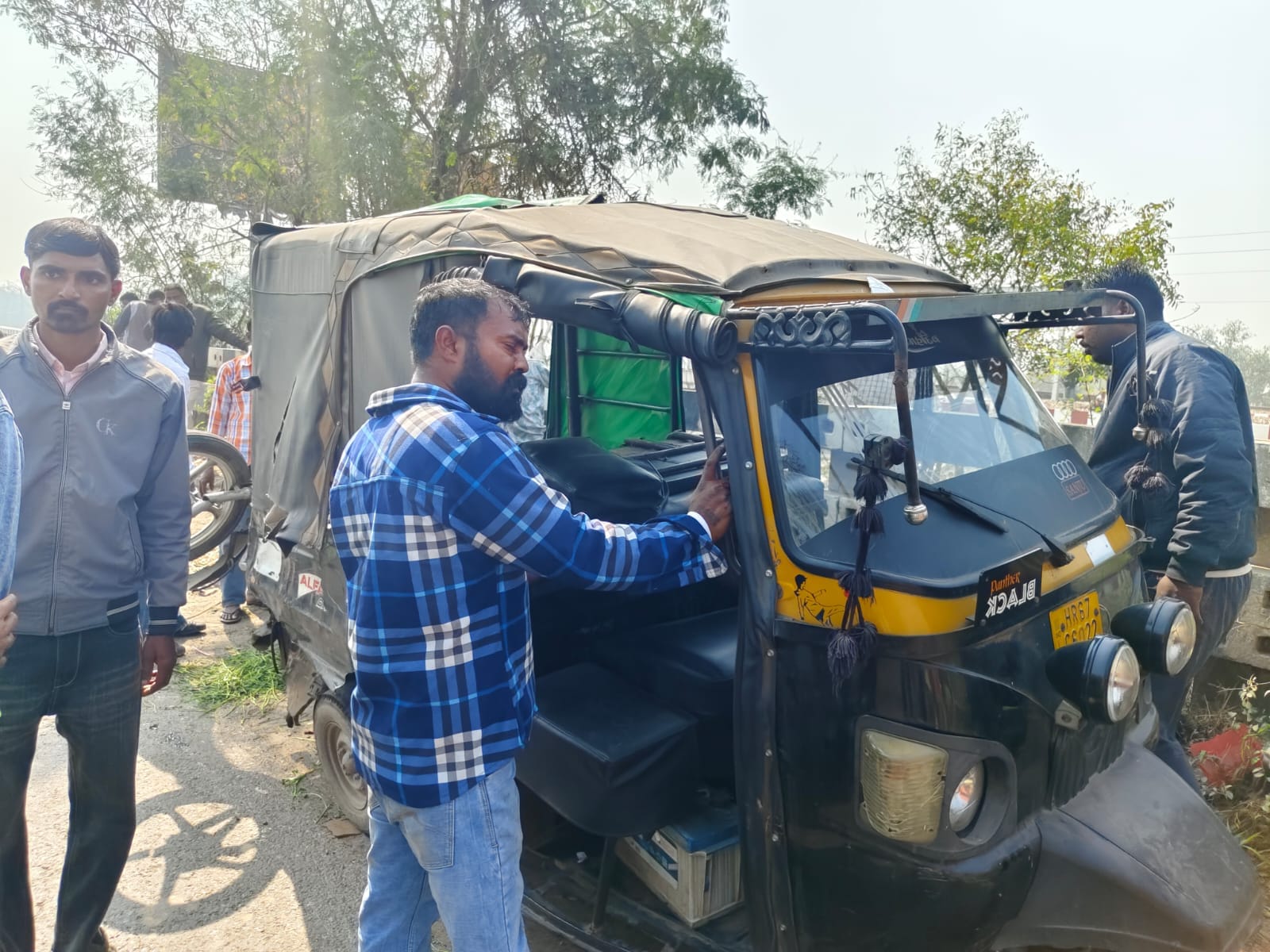 अंबाला-दिल्ली हाईवे पर पलटे कैंटर को लेकर जाती हुई क्रेन: संवाद अंबाला-दिल्ली हाईवे पर पलटे कैंटर को लेकर जाती हुई क्रेन: संवाद