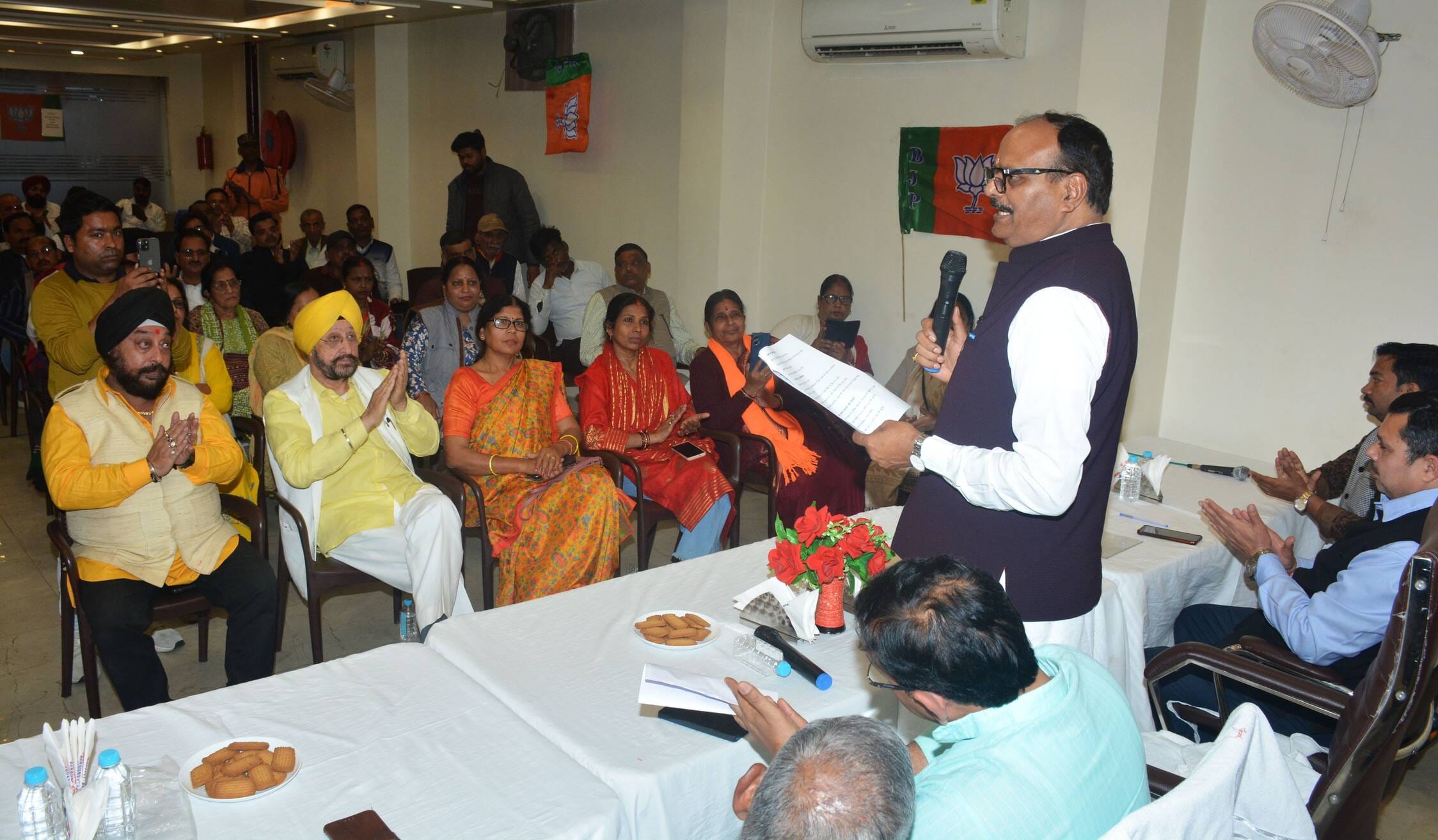 बजट की खूबियां बताते डिप्टी सीएम ब्रजेश पाठक।