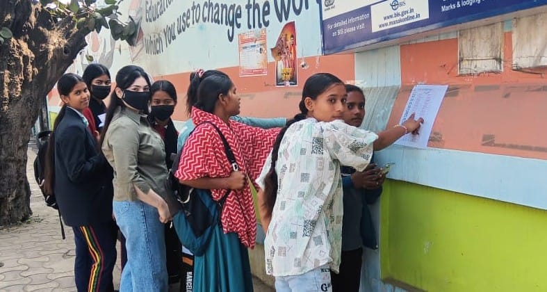 छात्र परीक्षा केंद्र पर सिटिंग प्लान में अपने अनु्क्रमांक के अनुसार अपनी सीट देखते हुए। (मवाना छात्र परीक्षा केंद्र पर सिटिंग प्लान में अपने अनु्क्रमांक के अनुसार अपनी सीट देखते हुए। (मवाना