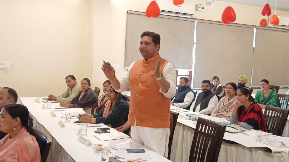 डीसी द्वारा गलती पकड़े जाने के बाद इसे दुरुस्त करने में जुटे एसएनओ। संवाद