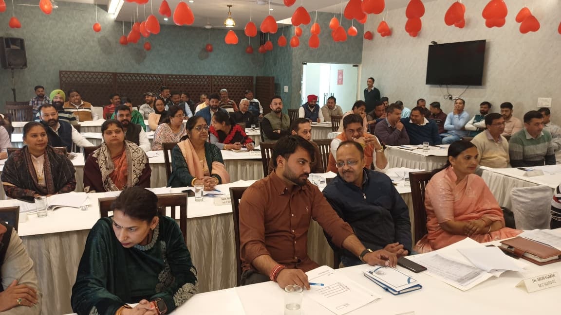 डीसी द्वारा गलती पकड़े जाने के बाद इसे दुरुस्त करने में जुटे एसएनओ। संवाद