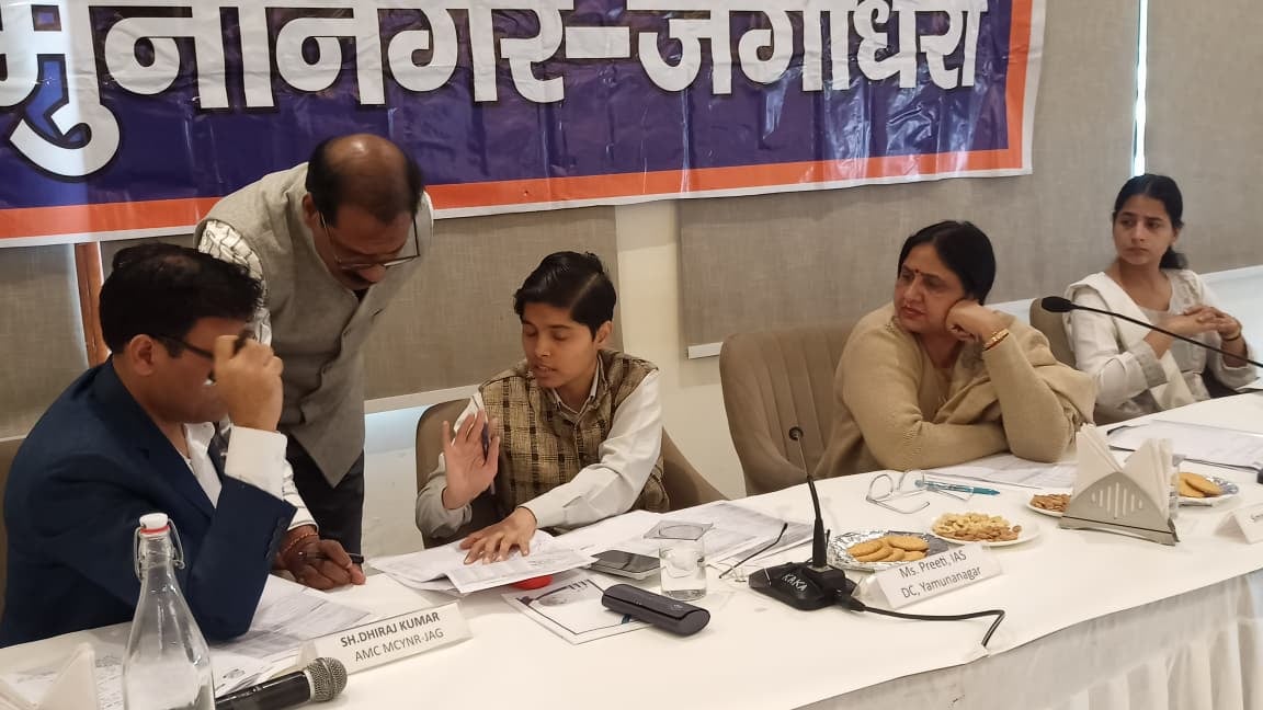 डीसी द्वारा गलती पकड़े जाने के बाद इसे दुरुस्त करने में जुटे एसएनओ। संवाद