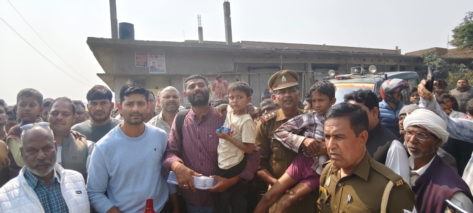 ढडुवा कुतुबजोत गांव में बच्चों के मिलने से खुश ग्रामीण व पुलिस, बच्चों को गोद में लिए पुलिसकर्म ढडुवा कुतुबजोत गांव में बच्चों के मिलने से खुश ग्रामीण व पुलिस, बच्चों को गोद में लिए पुलिसकर्म