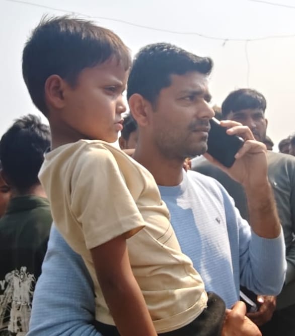 ढडुवा कुतुबजोत गांव में बच्चों के मिलने से खुश ग्रामीण व पुलिस, बच्चों को गोद में लिए पुलिसकर्म ढडुवा कुतुबजोत गांव में बच्चों के मिलने से खुश ग्रामीण व पुलिस, बच्चों को गोद में लिए पुलिसकर्म