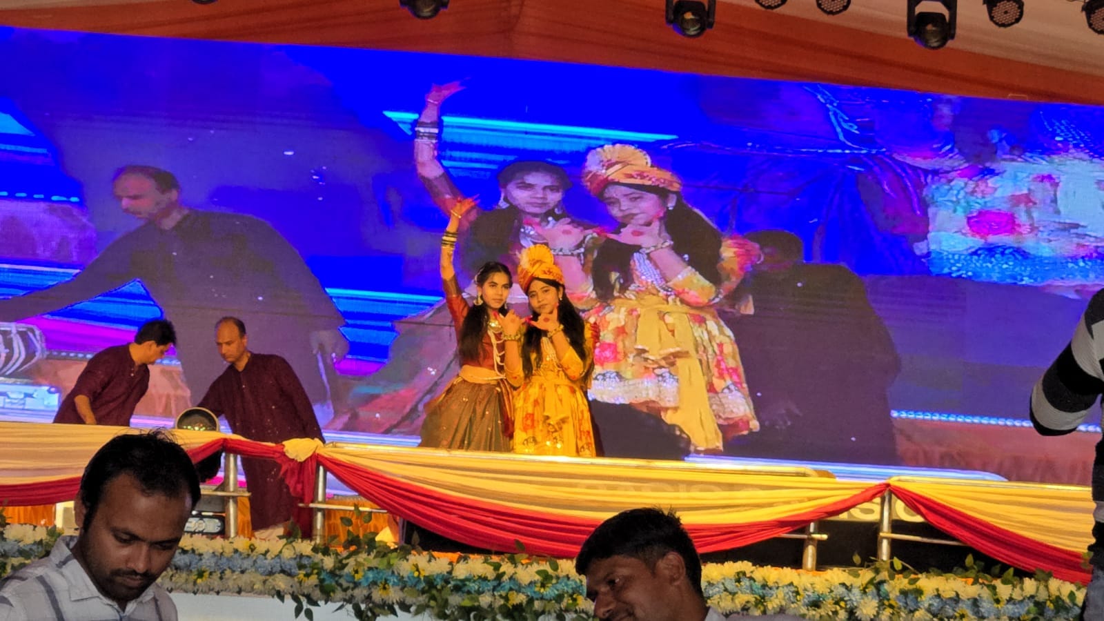 फोटो - 11 कालिंजर महोत्सव में नृत्य प्रस्तुत करतीं रानी दुर्गावती समिति की बालिकाएं। स्रोत - स्