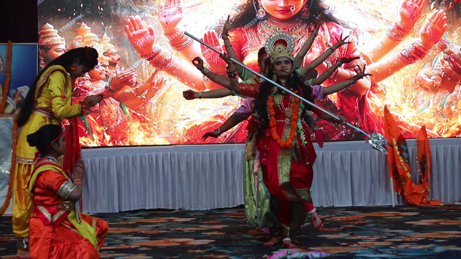 फोटो-16सीकेटीपी 10 रामायण मेला में आयोजित राम कथा में बोलते वक्ता व मंचासीन अतिथि। संवाद
