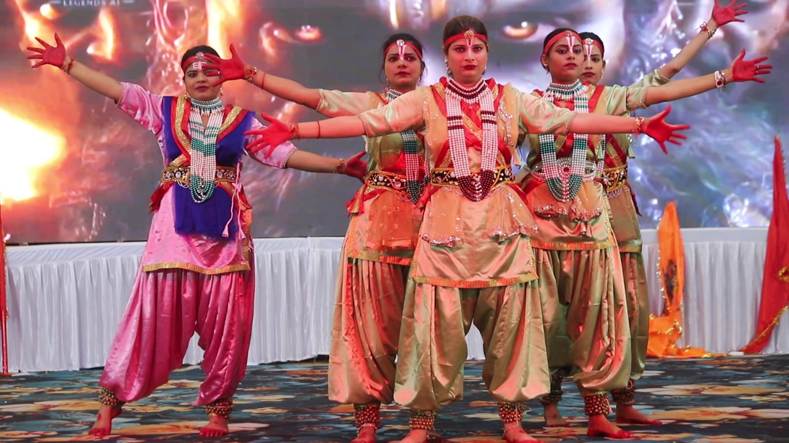 फोटो-16सीकेटीपी 10 रामायण मेला में आयोजित राम कथा में बोलते वक्ता व मंचासीन अतिथि। संवाद