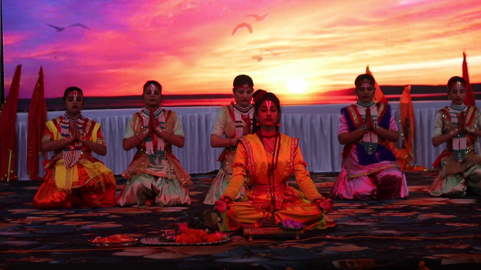 फोटो-16सीकेटीपी 10 रामायण मेला में आयोजित राम कथा में बोलते वक्ता व मंचासीन अतिथि। संवाद