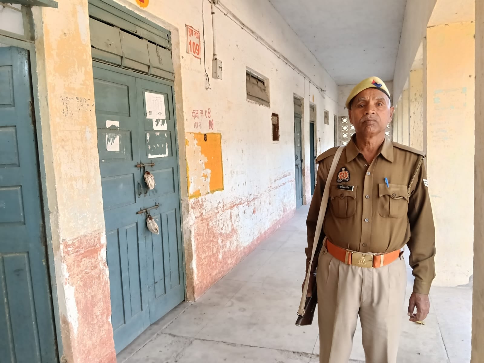 फोटो 17 एचएएमपी- 12 शहर स्थिति जीआईसी में लिखे पड़े ब्लैक बोर्ड। संवाद