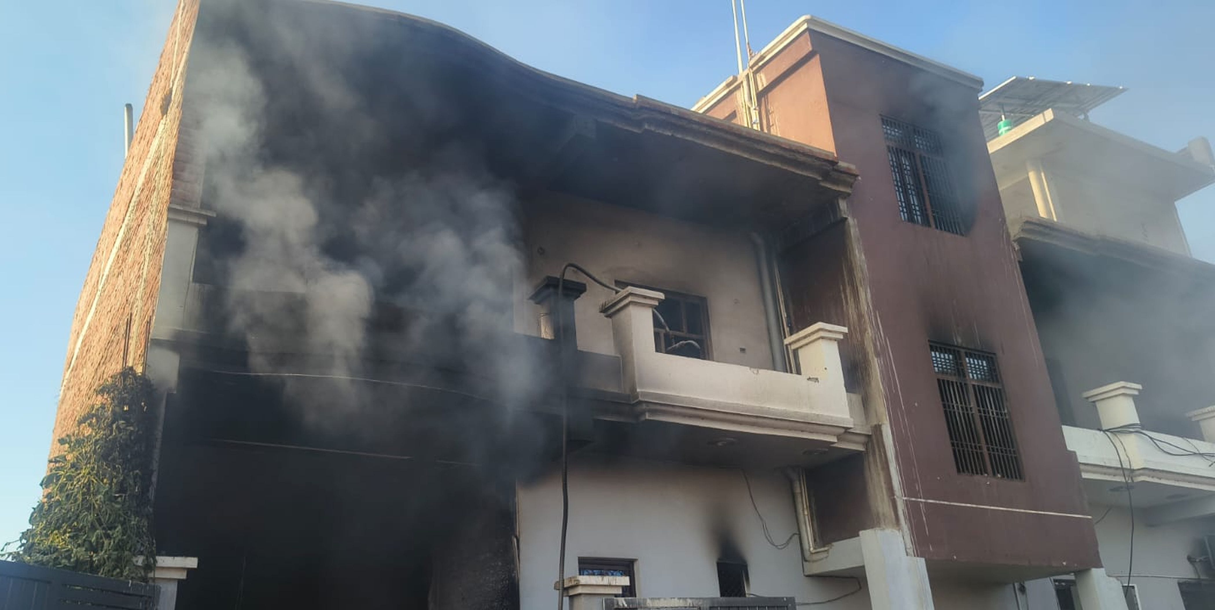 फोटो-24-मकान पर चढ़कर आग बुझाने का प्रयास करते ग्रामीण। संवाद