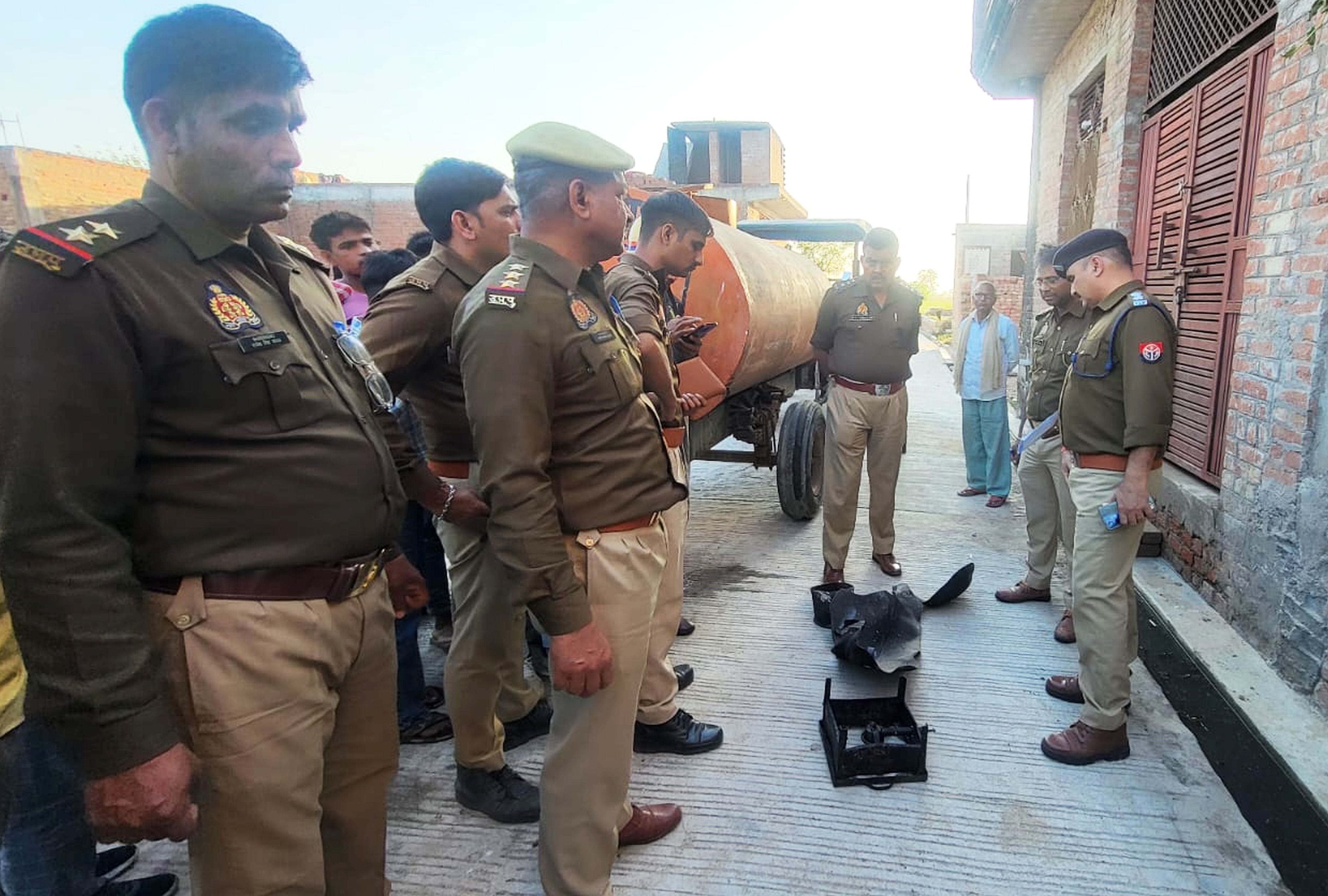 फोटो-24-मकान पर चढ़कर आग बुझाने का प्रयास करते ग्रामीण। संवाद