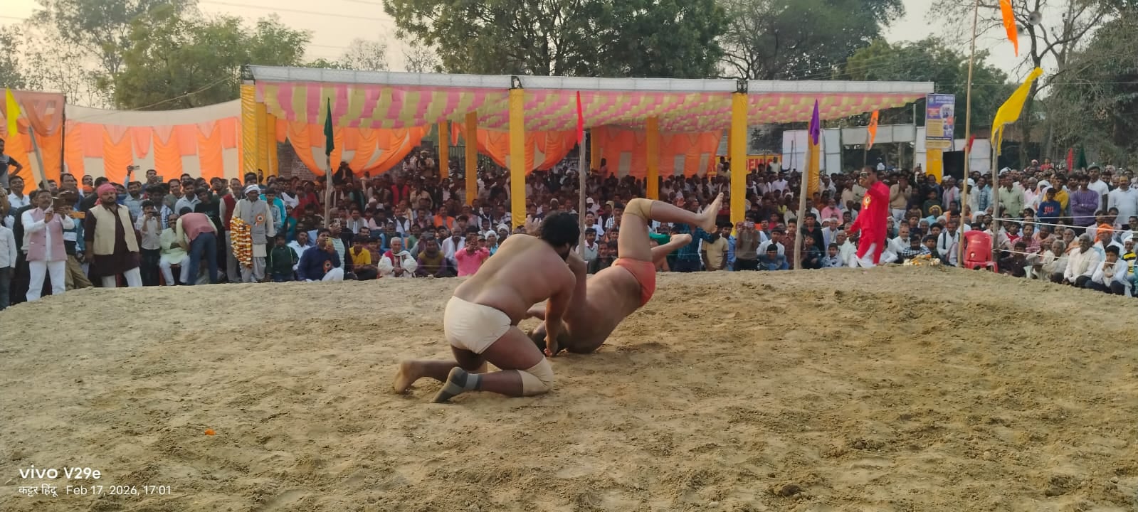फोटो- 26- आगागंज टिकरी स्थित काली माता स्थान पर आयोजित अंतरराष्ट्रीय कुश्ती दंगल प्रतियोगिता के
