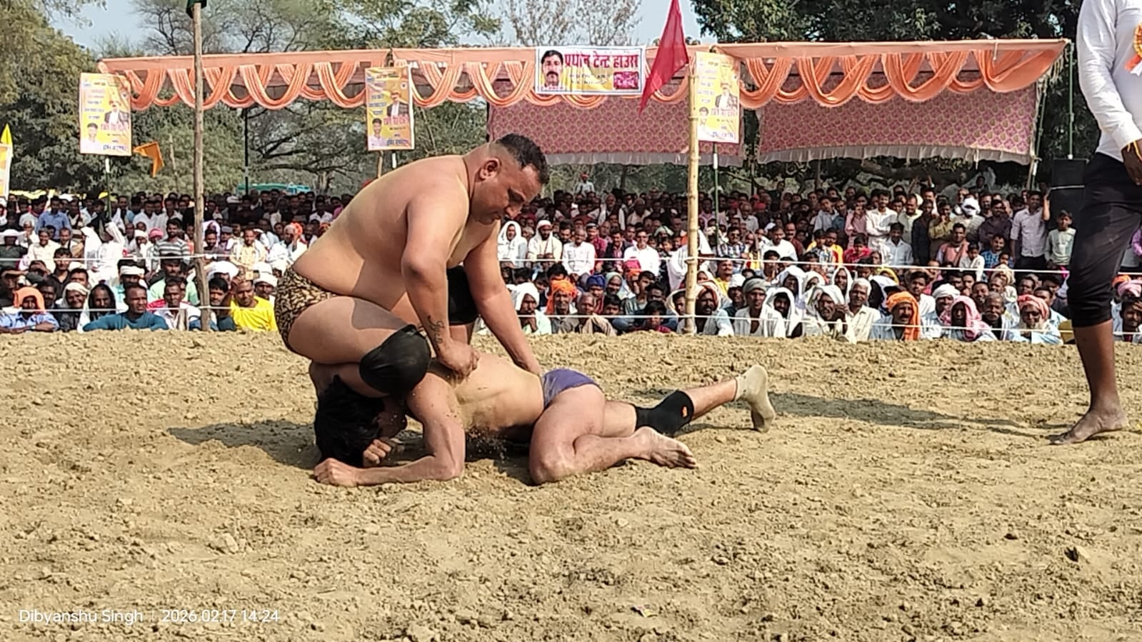 फोटो- 26- आगागंज टिकरी स्थित काली माता स्थान पर आयोजित अंतरराष्ट्रीय कुश्ती दंगल प्रतियोगिता के