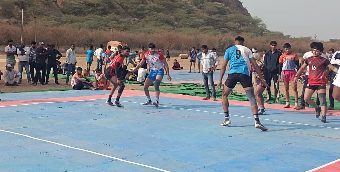 फोटो संख्या:-79 गांव जेरपुर मेले में लंबी कूद प्रतियोगिता भाग लेता खिलाड़ी---स्रोत ग्रामीण