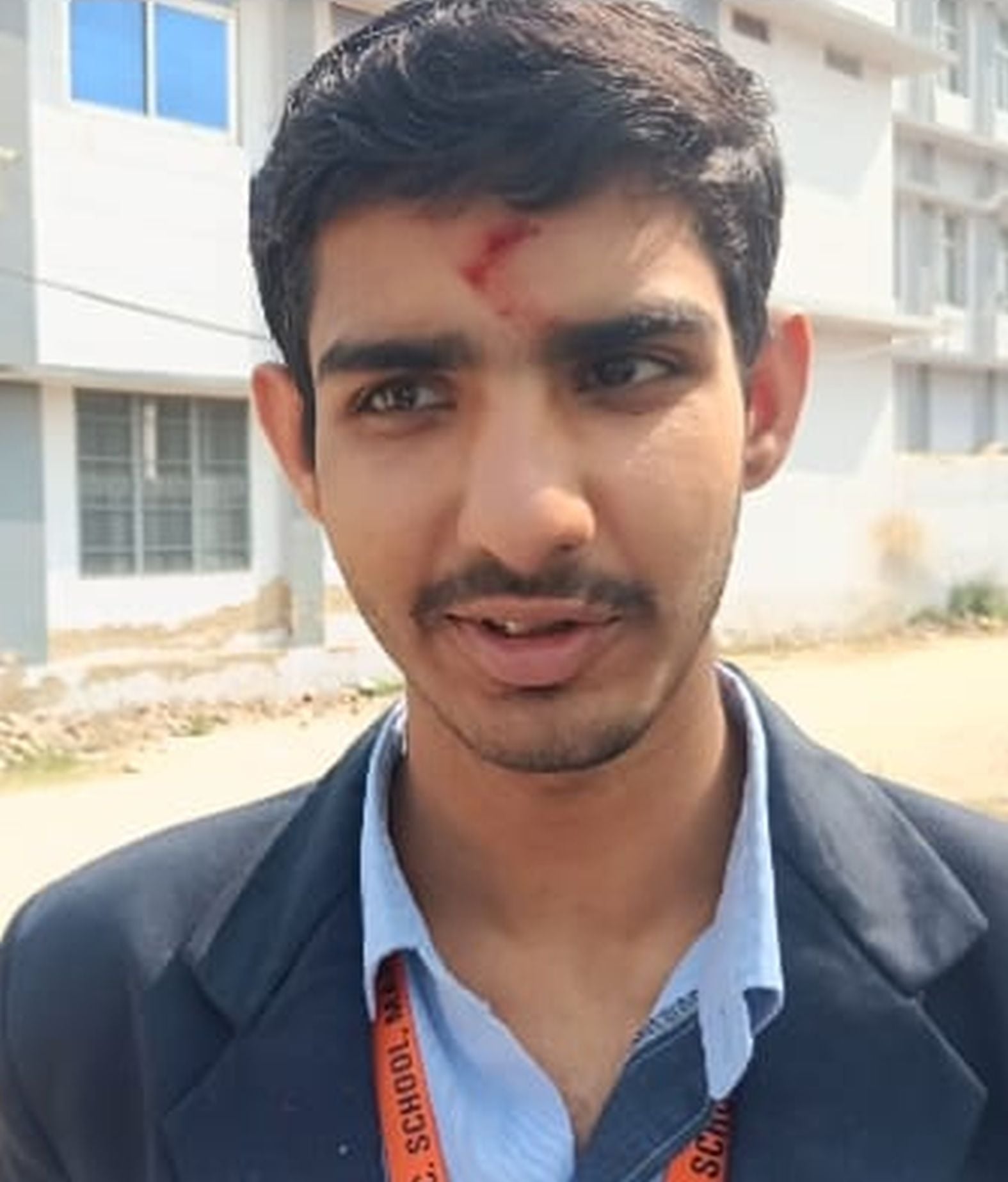 फोटो संख्या:62 शहर के आरपीएस स्कूल में प्रवेश के लिए विद्यार्थियों की जांच करते शिक्षक। संवाद फोटो संख्या:62 शहर के आरपीएस स्कूल में प्रवेश के लिए विद्यार्थियों की जांच करते शिक्षक। संवाद