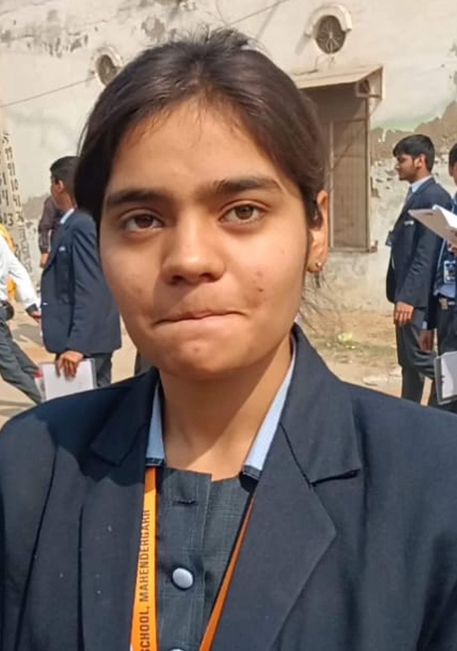 फोटो संख्या:62 शहर के आरपीएस स्कूल में प्रवेश के लिए विद्यार्थियों की जांच करते शिक्षक। संवाद फोटो संख्या:62 शहर के आरपीएस स्कूल में प्रवेश के लिए विद्यार्थियों की जांच करते शिक्षक। संवाद