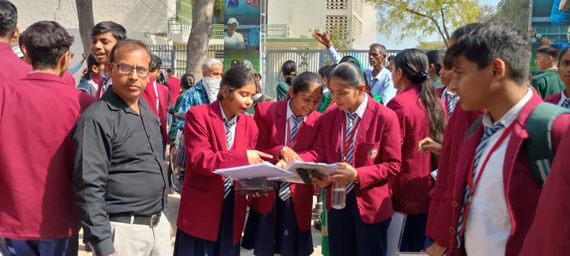 होली चाइल्ड स्कूल के बाहर तैनात सुरक्षाकर्मी। संवाद होली चाइल्ड स्कूल के बाहर तैनात सुरक्षाकर्मी। संवाद