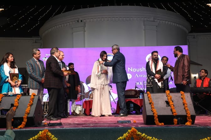 हुनर क्रिएशन एंड क्राफ्ट एसोसिएशन की ओर से कैंट के एमबी क्लब में आयोजित कार्यक्रम में गायक हरिह हुनर क्रिएशन एंड क्राफ्ट एसोसिएशन की ओर से कैंट के एमबी क्लब में आयोजित कार्यक्रम में गायक हरिह