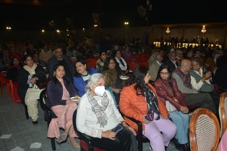 हुनर क्रिएशन एंड क्राफ्ट एसोसिएशन की ओर से कैंट के एमबी क्लब में आयोजित कार्यक्रम में गायक हरिह हुनर क्रिएशन एंड क्राफ्ट एसोसिएशन की ओर से कैंट के एमबी क्लब में आयोजित कार्यक्रम में गायक हरिह