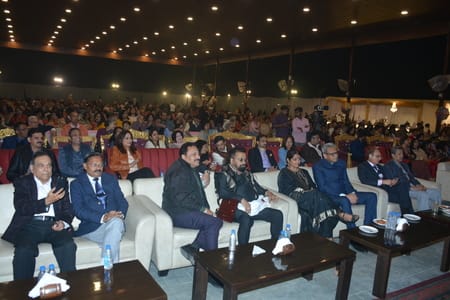 हुनर क्रिएशन एंड क्राफ्ट एसोसिएशन की ओर से कैंट के एमबी क्लब में आयोजित कार्यक्रम में गायक हरिह हुनर क्रिएशन एंड क्राफ्ट एसोसिएशन की ओर से कैंट के एमबी क्लब में आयोजित कार्यक्रम में गायक हरिह