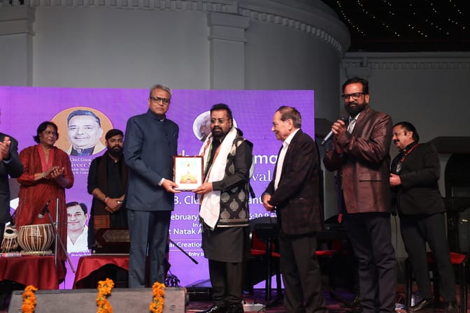 हुनर क्रिएशन एंड क्राफ्ट एसोसिएशन की ओर से कैंट के एमबी क्लब में आयोजित कार्यक्रम में गायक हरिह हुनर क्रिएशन एंड क्राफ्ट एसोसिएशन की ओर से कैंट के एमबी क्लब में आयोजित कार्यक्रम में गायक हरिह